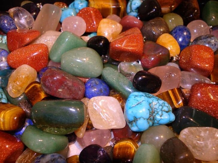 χρωματιστές πέτρες ως φυλαχτά καλής τύχης
